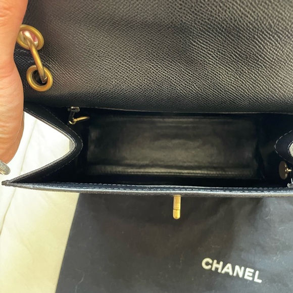 Vintage Chanel Classic Black Shoulder Bag with Gold Accents - Picture 7 of 15